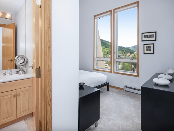 Luxury Vail Village 4 Bedroom Vacation Condo - Walk to Lifts